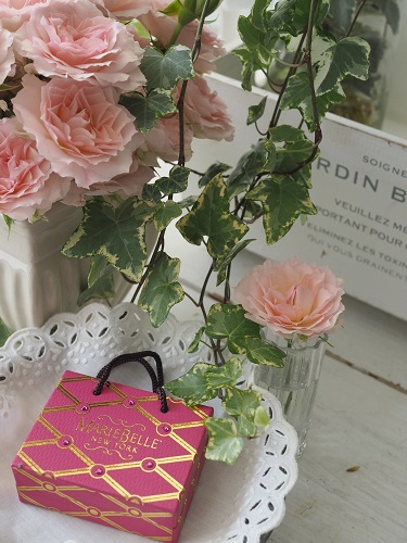 Settla Green_ピンクのバラとピンクのバッグの画像